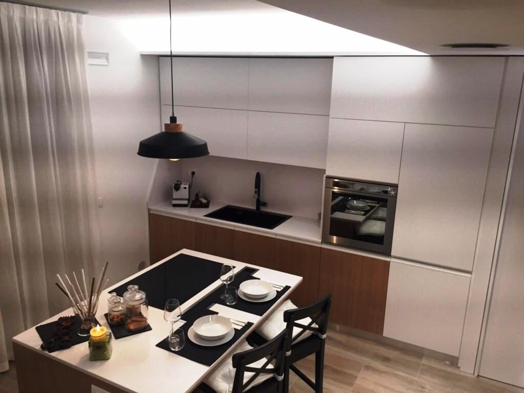 CUCINA IN ROVERE SEGATO E LACCATO BIANCO TOP IN QUARZO