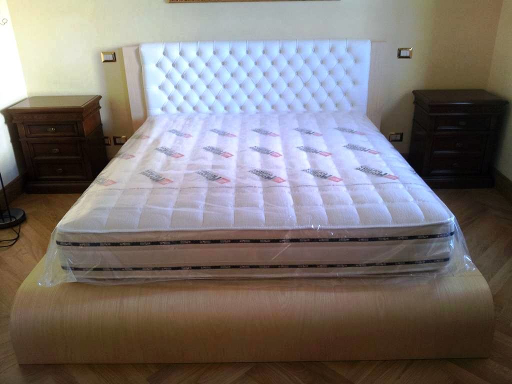 LETTO CON TESTIERA IN PELLE 3