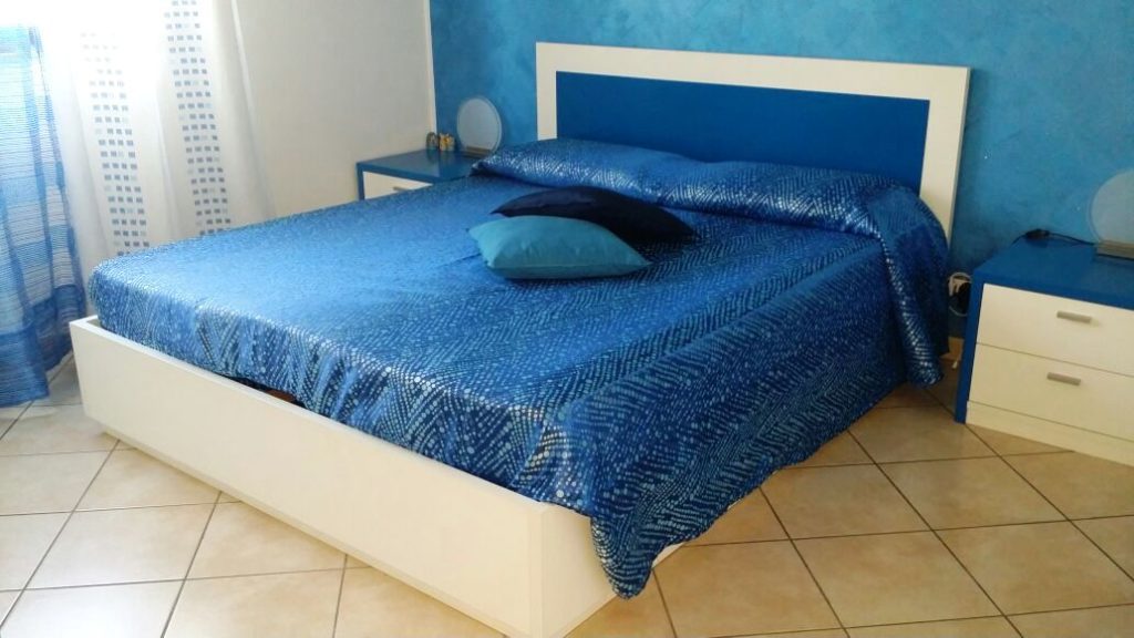 LETTO CONTENITORE E ARMADI SCORREVOLI BIANCO E BLU 2 1