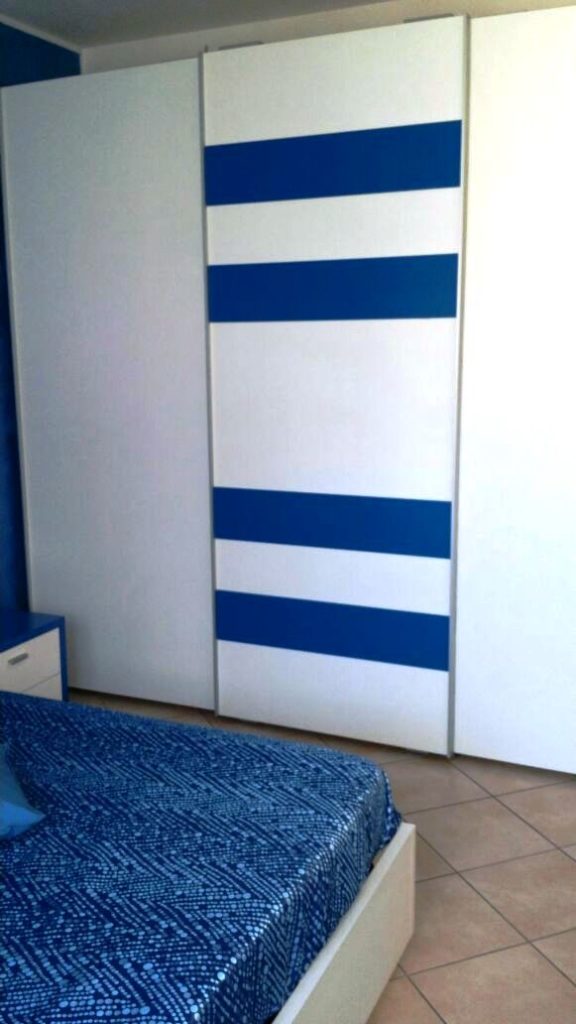 LETTO CONTENITORE E ARMADI SCORREVOLI BIANCO E BLU 3