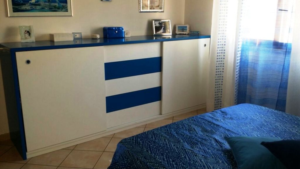 LETTO CONTENITORE E ARMADI SCORREVOLI BIANCO E BLU 4