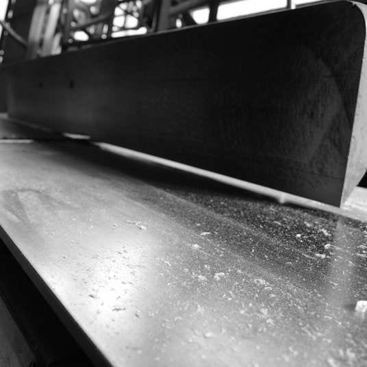 Tavolo di nostra invenzione e produzione su misura in Legno massello  scortecciato+vetro centrale e gambe incrociate in ferro verniciato -  Franceschini Arredamenti